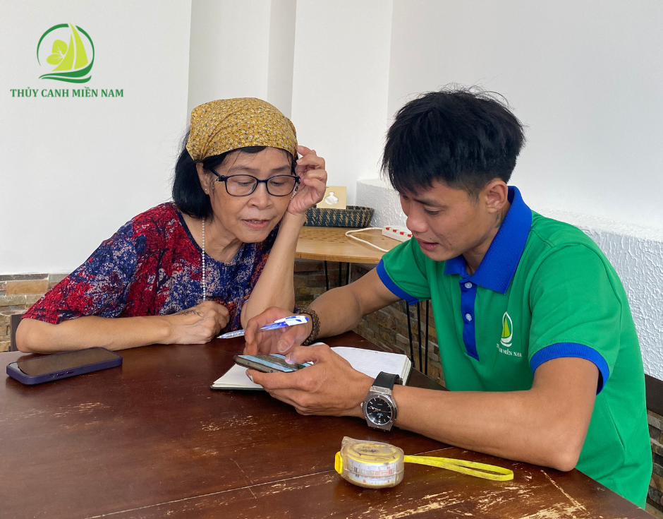 Nhân viên tư vấn cho khách hàng 