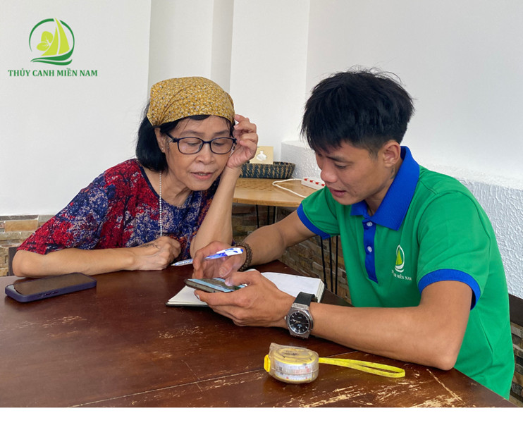 nhân viên Thủy Canh Miền Nam tư vấn khách hàng